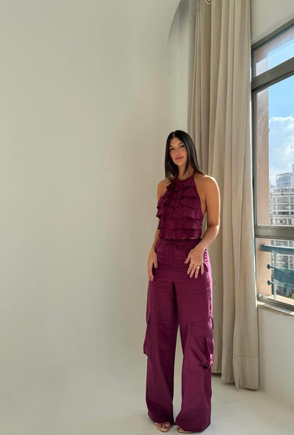 Set PALOMA Look minimal ma d’impatto: top con balze leggere e pantalone ampio con tasche cargo.
Il completo perfetto per giornate estive all’insegna dello stile e della comodità.
Disponibile in 5 colori