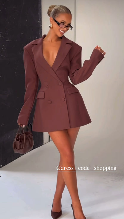 Scopri il Blazer Dress AURORA 
Raffinato, moderno e irresistibilmente femminile.
In promo esclusiva con cintura in coordinato e collant in pizzo in regalo: lo stile perfetto per distinguerti con eleganza