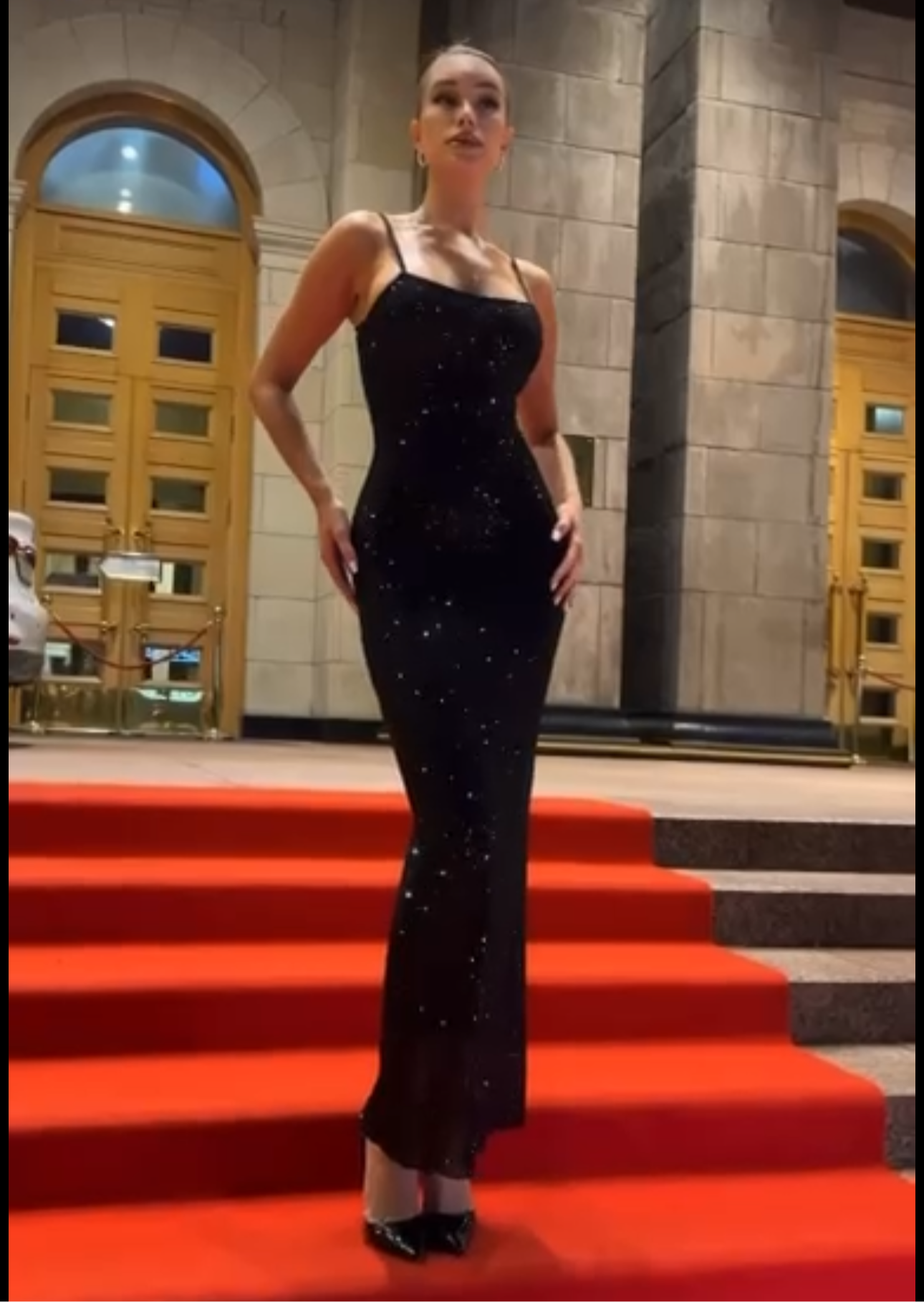 Vestito Sharon è l'abito lungo perfetto per le tue serate speciali. Con le sue paillettes scintillanti e le bretelle sottili regolabili, ti farà risplendere e sentire a tuo agio