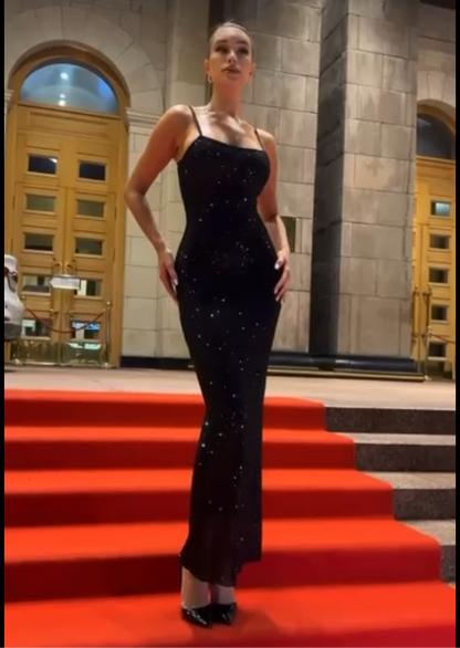 Vestito Sharon è l'abito lungo perfetto per le tue serate speciali. Con le sue paillettes scintillanti e le bretelle sottili regolabili, ti farà risplendere e sentire a tuo agio