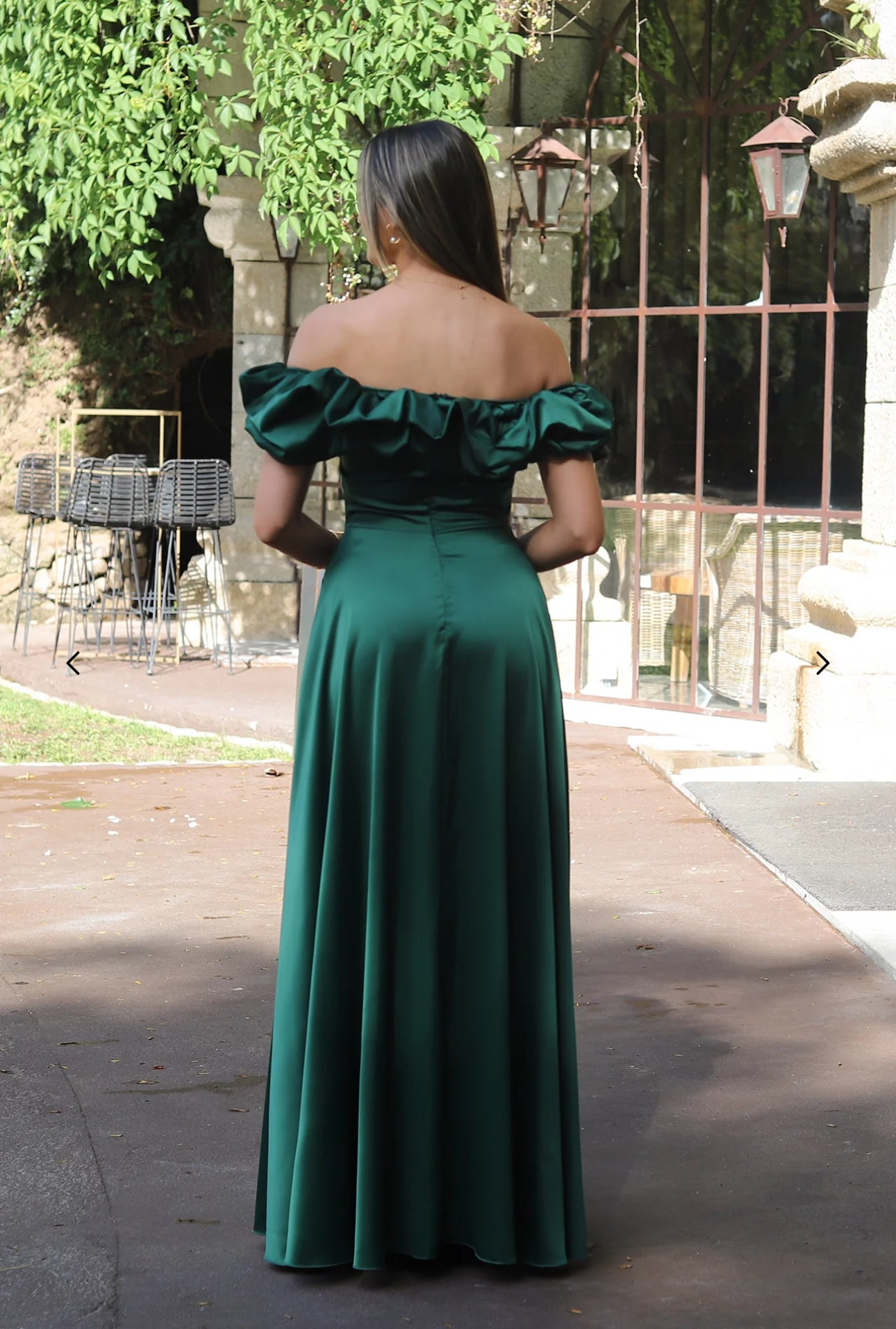 Abito MARYA Elegante abito off-shoulder con corpino arricciato a balze e ampia gonna con spacco laterale.