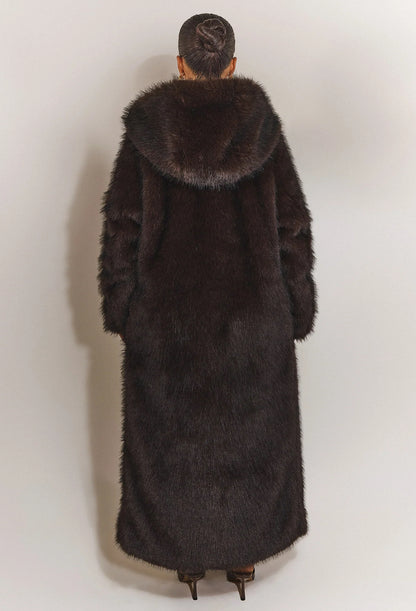 Pelliccia Giada in eco-pelliccia lunga
Eleganza e calore in un unico capo. Il cappotto Giada in eco-pelliccia premium unisce comfort e lusso, perfetto per le giornate più fredde.
Il taglio lungo e la linea morbida donano un effetto avvolgente e sofistica