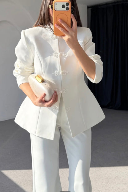 Tailleur AURORA con Collo Coreano Eleganza minimal, carattere deciso è la scelta perfetta per chi desidera un look sofisticato e contemporaneo, capace di distinguersi con classe.