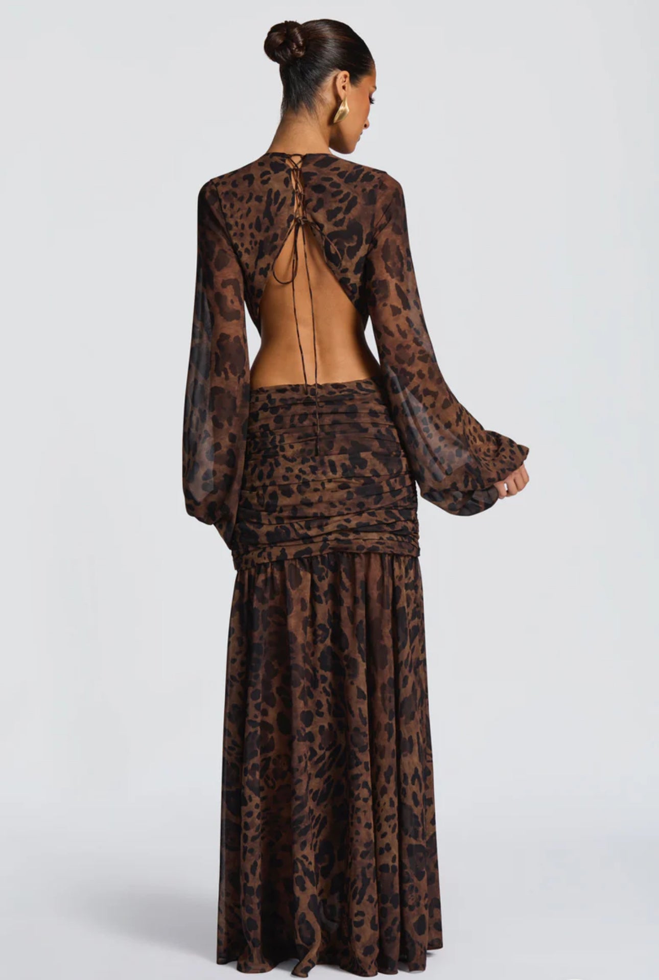 Abito JANE Seduzione ed eleganza si incontrano in questo abito lungo in stampa leopardata.