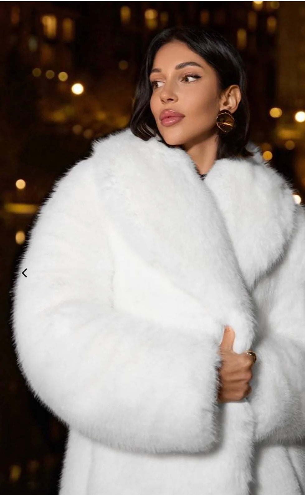La pelliccia DIVA in visone ecologico ha un taglio ampio, con un colletto voluminoso che avvolge le spalle, donando un'aria sofisticata e ricercata trasmettendo uno stile
glamour e chic.