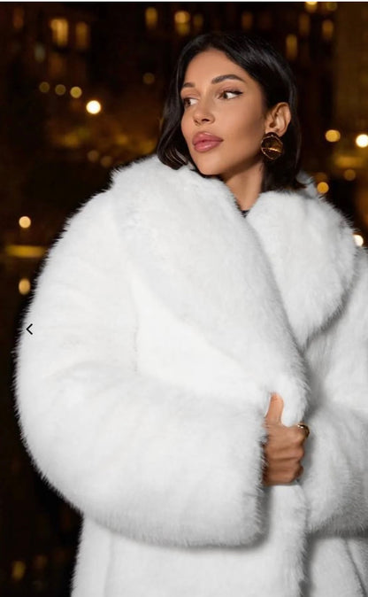 La pelliccia DIVA in visone ecologico ha un taglio ampio, con un colletto voluminoso che avvolge le spalle, donando un'aria sofisticata e ricercata trasmettendo uno stile
glamour e chic.