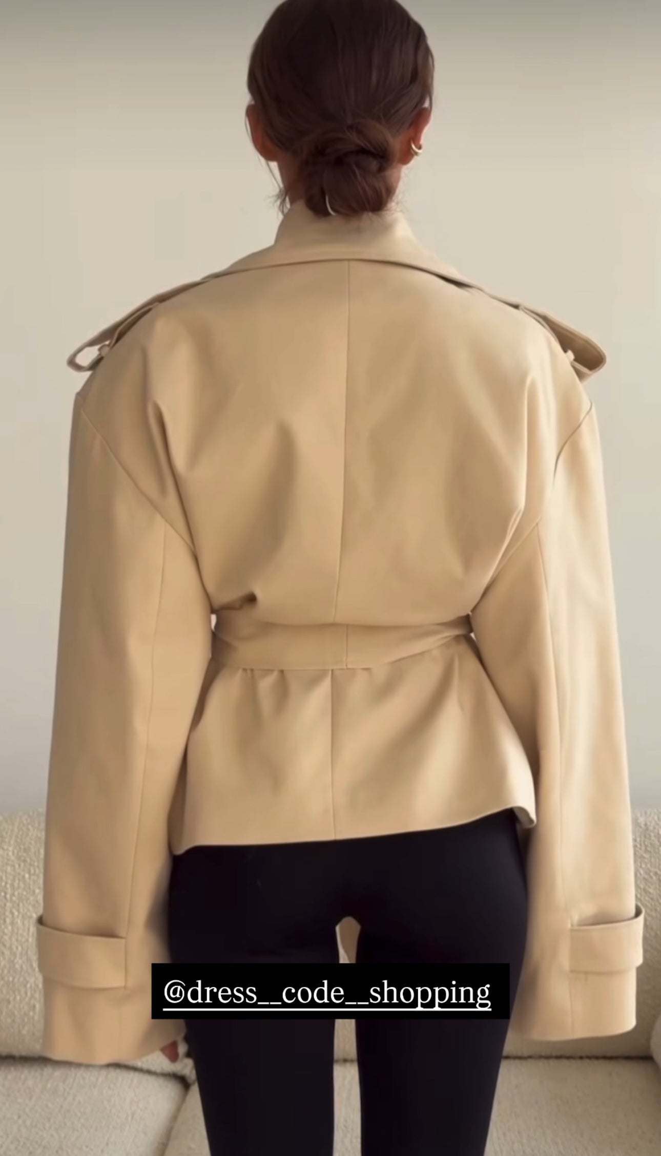 Trench ERIKA Un capo intramontabile dal taglio moderno. Questo trench corto presenta revers ampi, dettagli strutturati e cintura in vita per valorizzare la silhouette. Perfetto da indossare su look casual o eleganti, ideale per la mezza stagione