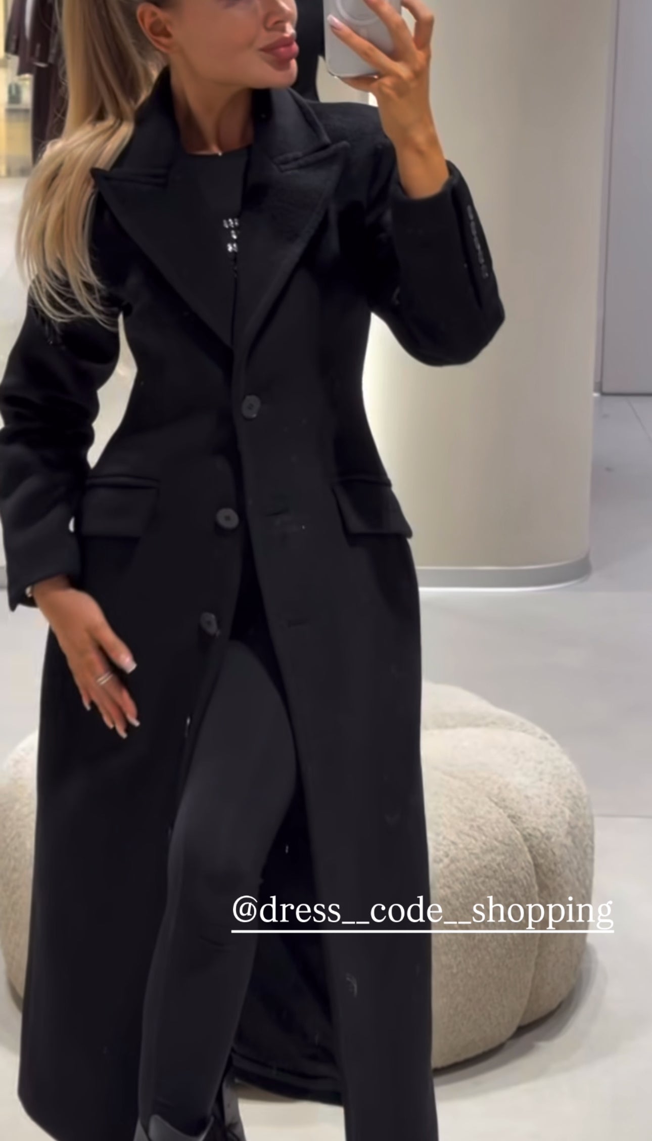 Cappotto ANGELICA lungo grigio in lana, con bottoni frontali e maxi revers a scialle. La linea dritta e sartoriale slancia la figura, mentre il colletto ampio aggiunge un tocco sofisticato. Perfetto per look invernali raffinati, dal giorno alla sera.
