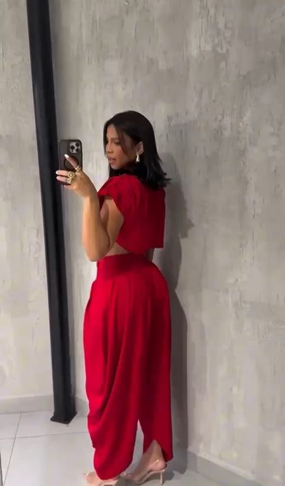 Set PRAGA Completo elegante composto da crop top a collo alto e pantaloni palazzo morbidi con pieghe frontali. Realizzato in tessuto fluido e leggero per una vestibilità confortevole e chic.