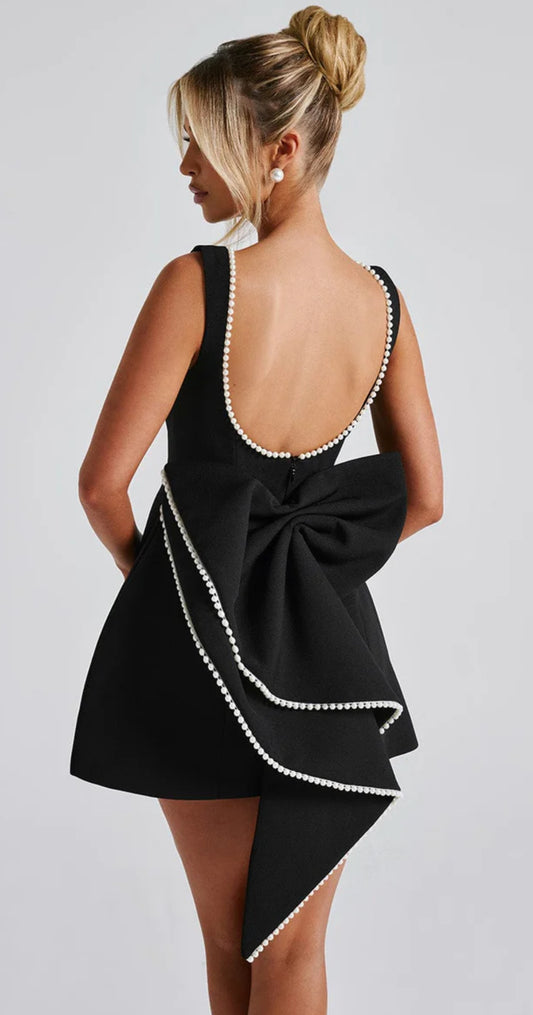 Mini Dress ALESSIA caratterizzato da un design sofisticato e femminile. Presenta una scollatura profonda sulla schiena, impreziosita da un bordo di perline che segue il profilo delle spalline e il décolleté posteriore…
