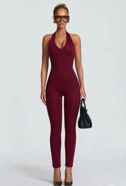 Tuta Intera Aderente Allacciata al Collo (Halter Jumpsuit) ultra-aderente con scollo all'americana e schiena scoperta. Un capo versatile e modellante che unisce eleganza minimale e sensualità, perfetto per serate ed eventi speciali.