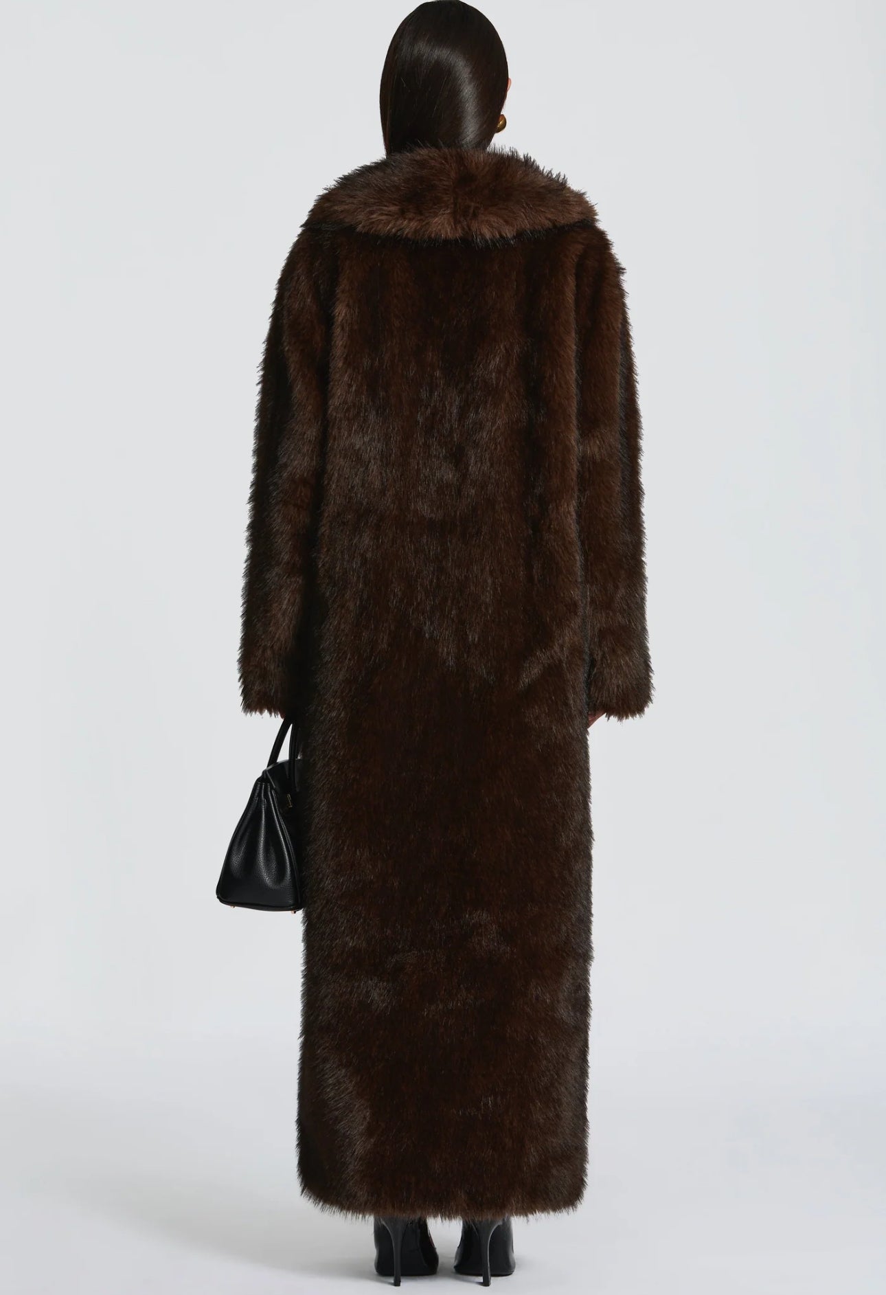 Pelliccia BRENDA Un modello avvolgente e sofisticato, caratterizzato da una linea dritta e dal volume morbido. Realizzato in pelliccia di visone ecologico di alta qualità, garantisce calore e comfort con un tocco glamour.