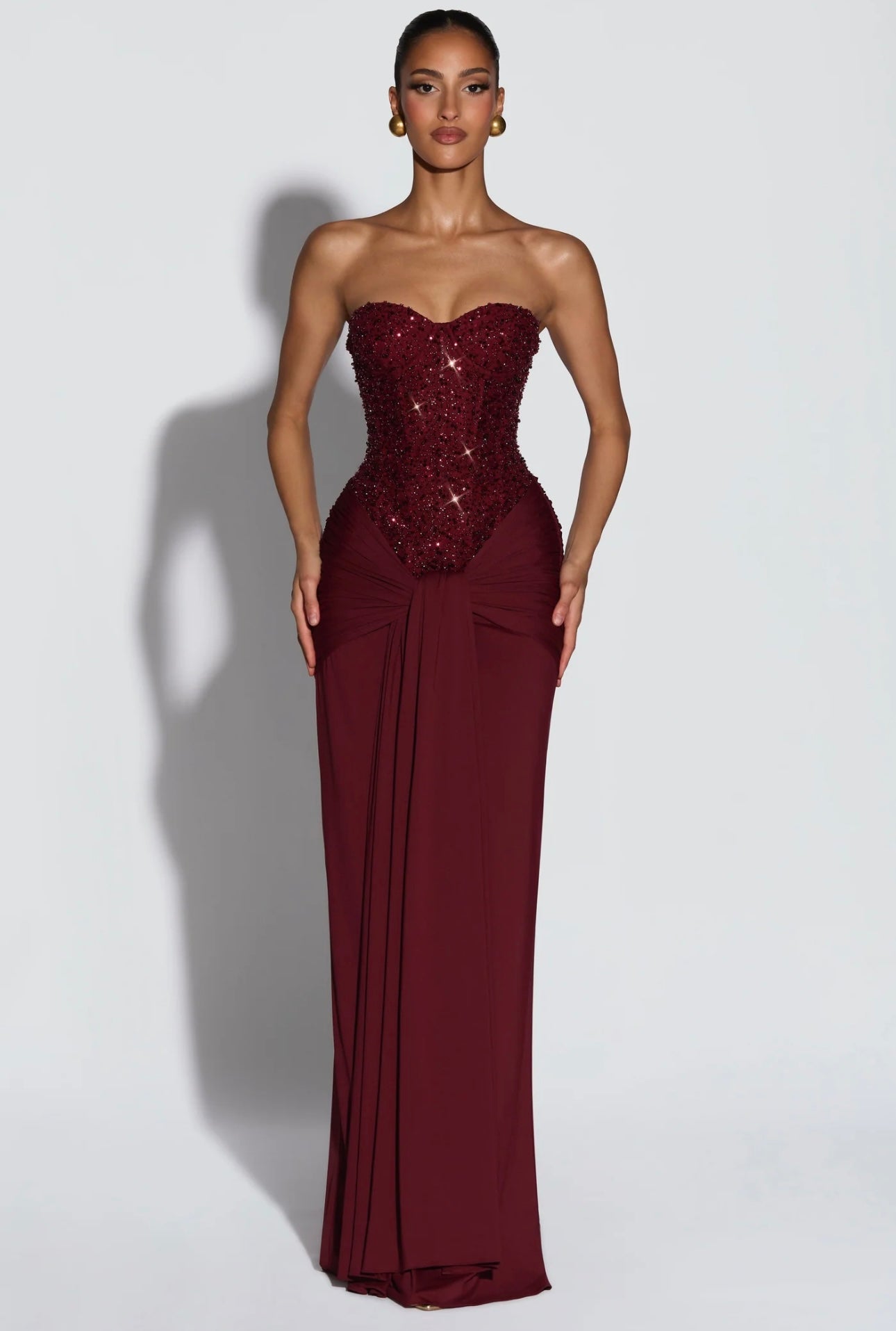 Long dress LUNA Romantico e sofisticato,è pensato per lasciare il segno. Il corpetto strapless strutturato, impreziosito da micro-cristalli luminosi, valorizza il décolleté e la silhouette. La gonna lunga in tessuto fluido cade morbida