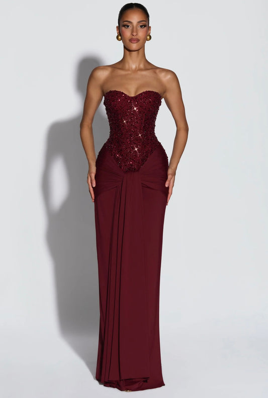 Long dress LUNA Romantico e sofisticato,è pensato per lasciare il segno. Il corpetto strapless strutturato, impreziosito da micro-cristalli luminosi, valorizza il décolleté e la silhouette. La gonna lunga in tessuto fluido cade morbida