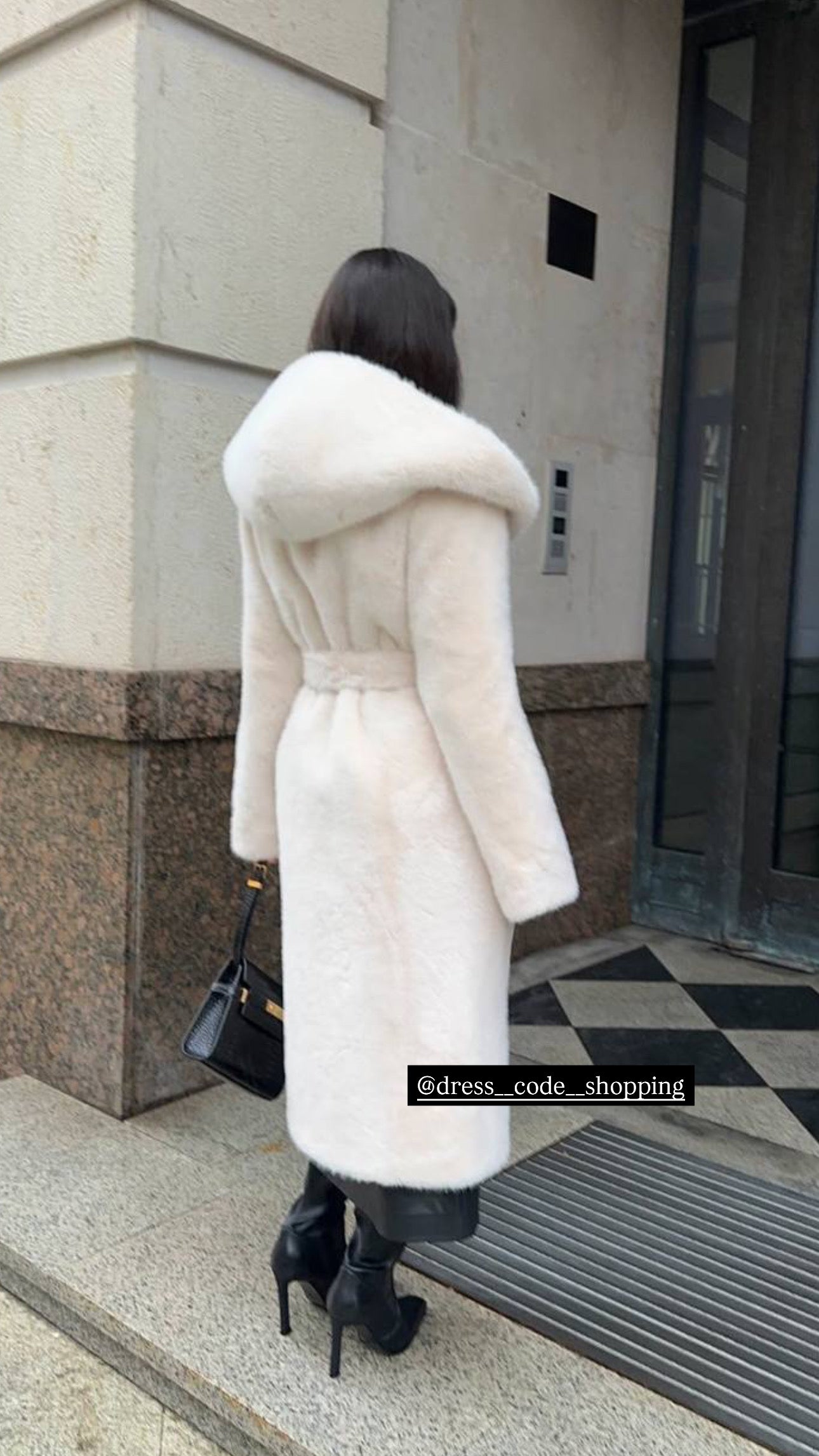 Pelliccia GRETA ecologica lunga con cappuccio ha una texture morbida e avvolgente, perfetto per affrontare il freddo con stile.