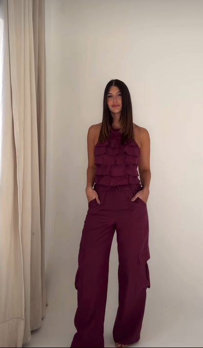 Set PALOMA Look minimal ma d’impatto: top con balze leggere e pantalone ampio con tasche cargo.
Il completo perfetto per giornate estive all’insegna dello stile e della comodità.
Disponibile in 5 colori