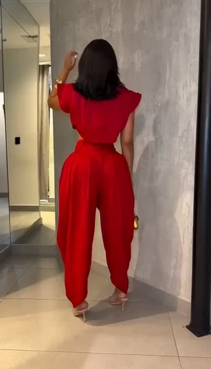 Set PRAGA Completo elegante composto da crop top a collo alto e pantaloni palazzo morbidi con pieghe frontali. Realizzato in tessuto fluido e leggero per una vestibilità confortevole e chic.