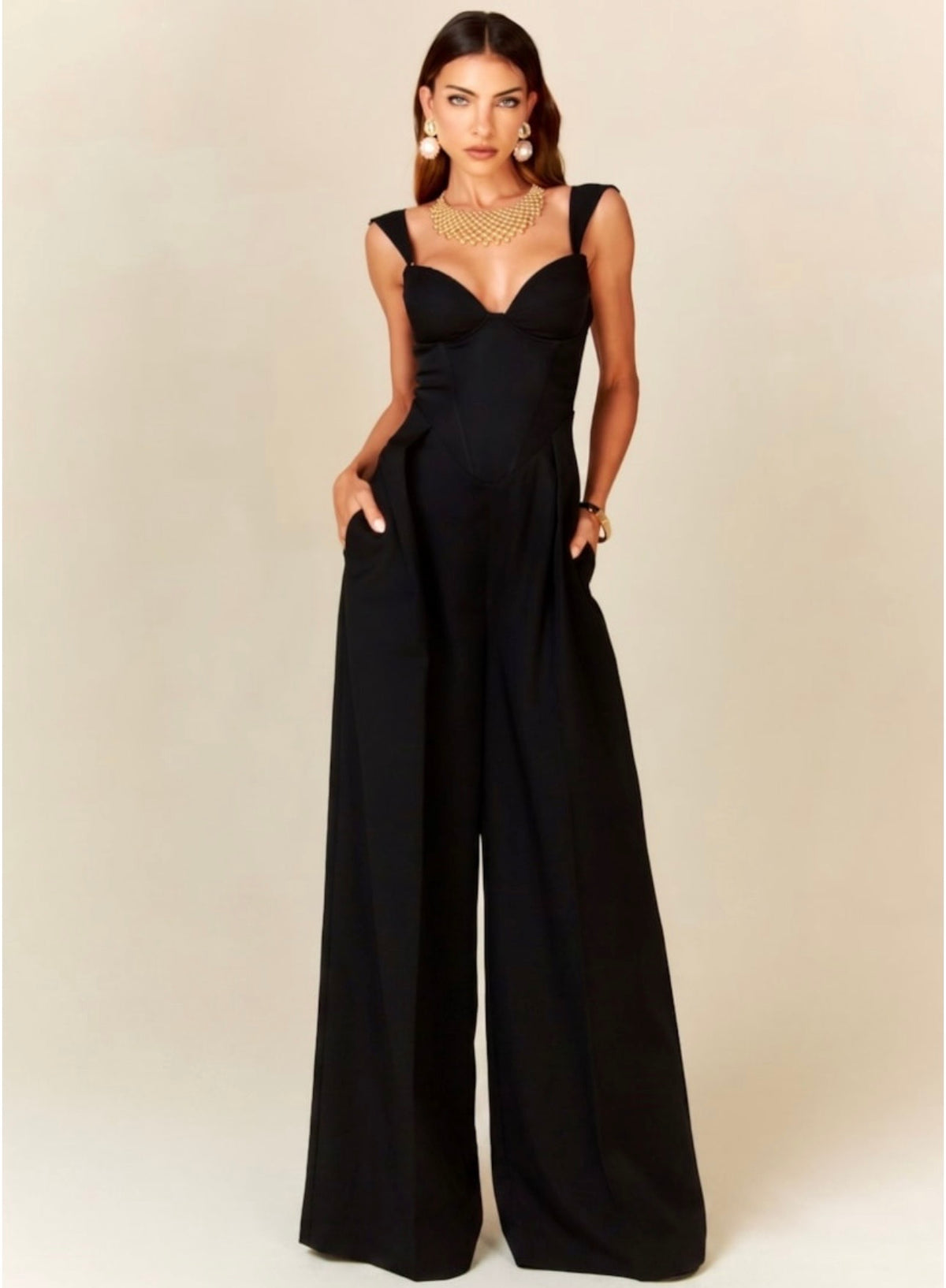 Jumpsuit Sartoriale a Gamba Larga questo capo combina la struttura audace di un bustier con la fluidità elegante dei pantaloni a gamba larga, creando una silhouette clessidra che esalta ogni figura.