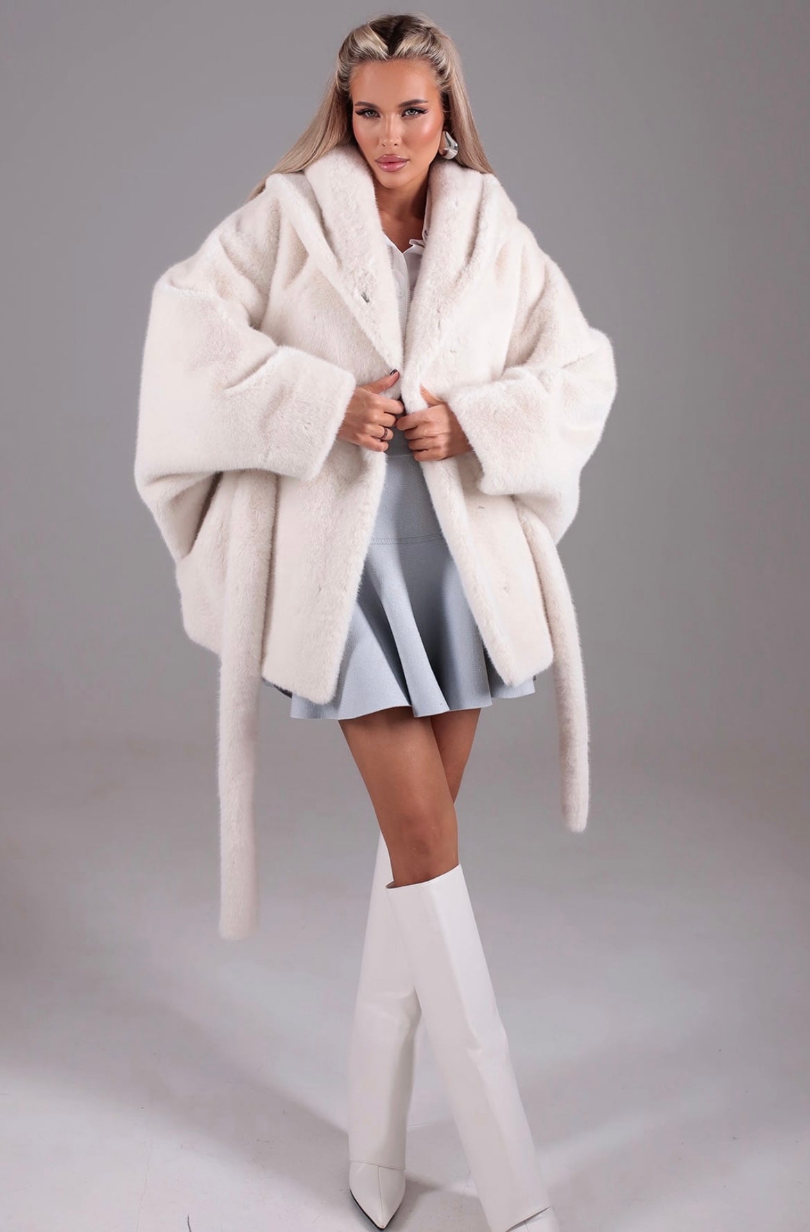 Pelliccia con cappuccio DANIELA Realizzato in morbida pelliccia in visone ecologico premium, garantisce calore e stile nelle giornate più fredde.
Il taglio Midi e la vestibilità regolare lo rendono perfetto sia per il giorno che per la sera.