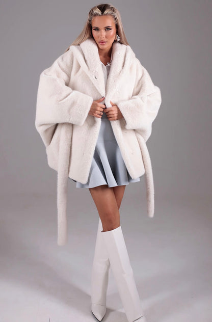 Pelliccia con cappuccio DANIELA Realizzato in morbida pelliccia in visone ecologico premium, garantisce calore e stile nelle giornate più fredde.
Il taglio Midi e la vestibilità regolare lo rendono perfetto sia per il giorno che per la sera.