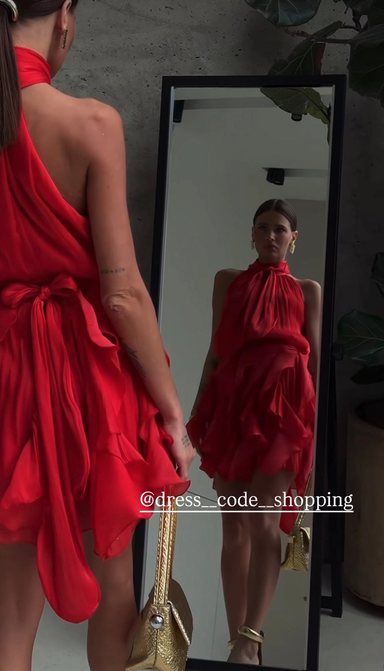 Abito Rouches midi dress con scollo all'americana, collo con fiocco e gonna a cascata di rouches multistrato pensato per chi vuole essere al centro della scena senza sforzo. La silhouette fluida e il tessuto leggero lo rendono perfetto