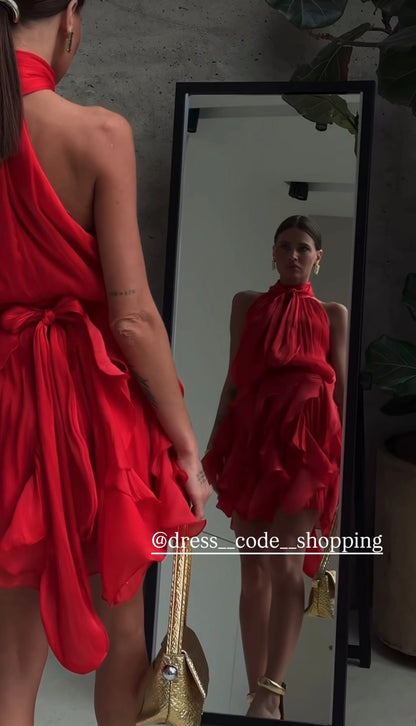 Abito Rouches midi dress con scollo all'americana, collo con fiocco e gonna a cascata di rouches multistrato pensato per chi vuole essere al centro della scena senza sforzo. La silhouette fluida e il tessuto leggero lo rendono perfetto