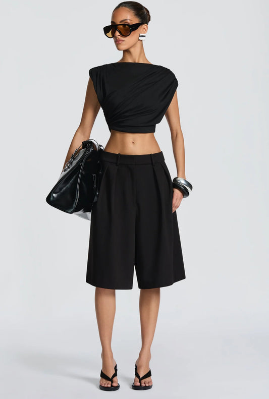 Outfit check GIULIA Questo look è un perfetto mix tra eleganza e minimalismo, ideale sia per il giorno che per la sera.