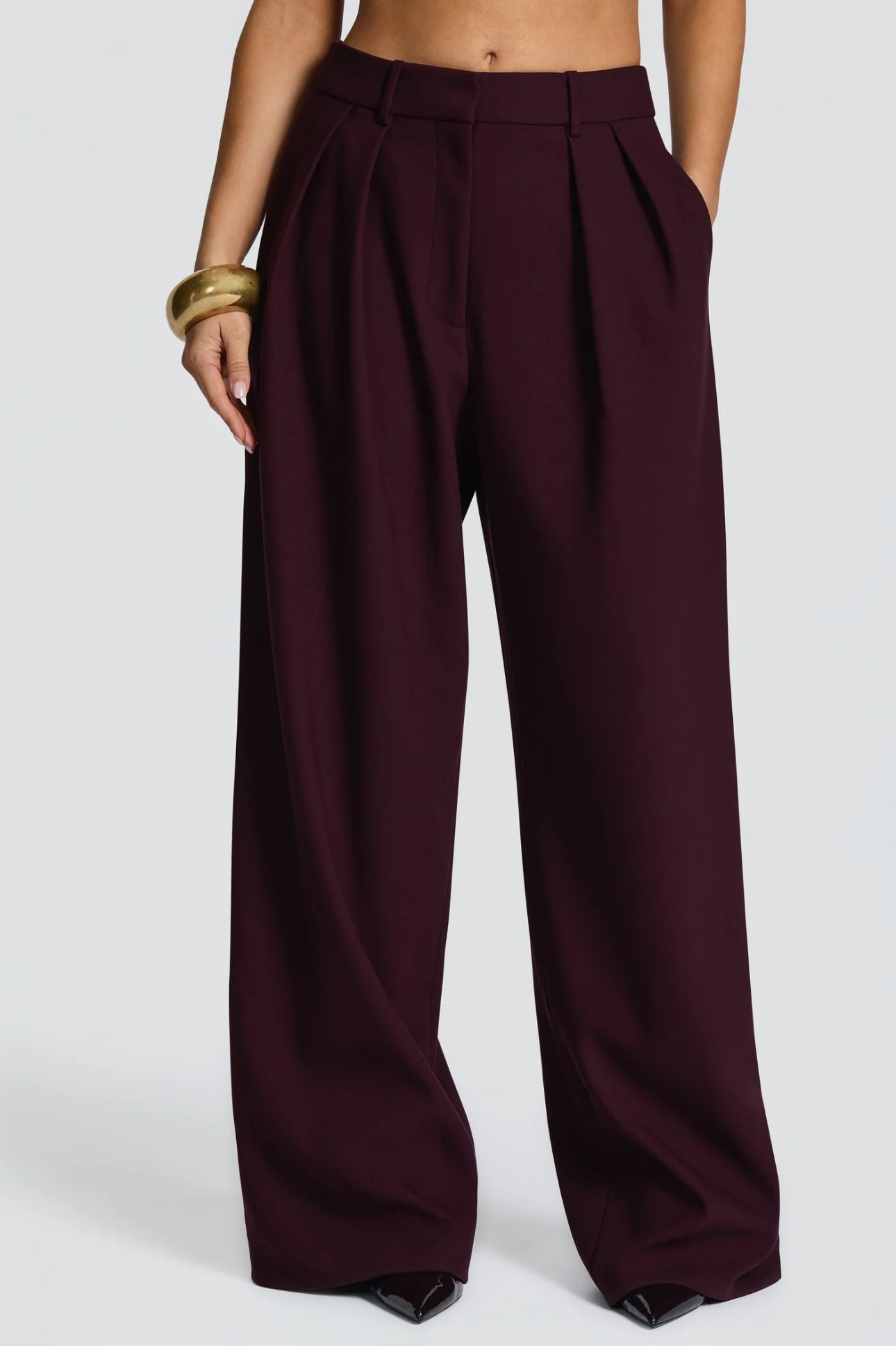 Coordinato Sara il corsetto senza spalline con fascia al collo valorizza il décolleté e definisce la silhouette con linee pulite e moderne. I pantaloni a vita alta, dal taglio fluido, slanciano la figura e completano il look con raffinata eleganza