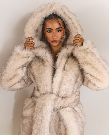 Pelliccia Giada in eco-pelliccia lunga
Eleganza e calore in un unico capo. Il cappotto Giada in eco-pelliccia premium unisce comfort e lusso, perfetto per le giornate più fredde.
Il taglio lungo e la linea morbida donano un effetto avvolgente e sofistica