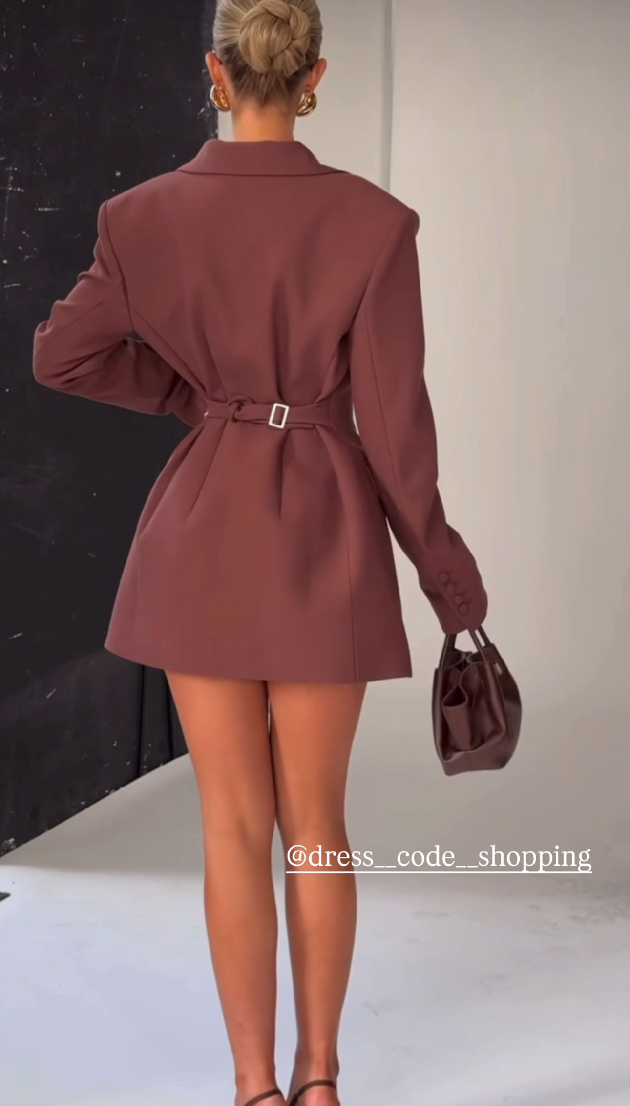Scopri il Blazer Dress AURORA 
Raffinato, moderno e irresistibilmente femminile.
In promo esclusiva con cintura in coordinato e collant in pizzo in regalo: lo stile perfetto per distinguerti con eleganza
