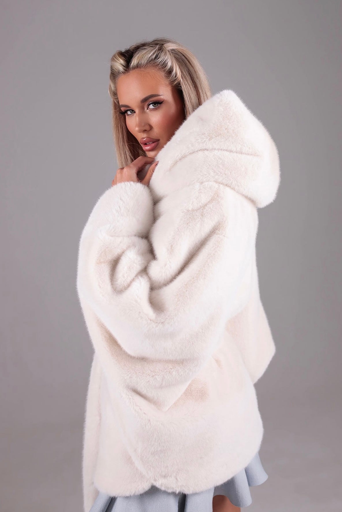 Pelliccia con cappuccio DANIELA Realizzato in morbida pelliccia in visone ecologico premium, garantisce calore e stile nelle giornate più fredde.
Il taglio Midi e la vestibilità regolare lo rendono perfetto sia per il giorno che per la sera.