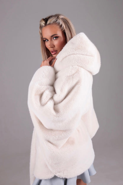 Pelliccia con cappuccio DANIELA Realizzato in morbida pelliccia in visone ecologico premium, garantisce calore e stile nelle giornate più fredde.
Il taglio Midi e la vestibilità regolare lo rendono perfetto sia per il giorno che per la sera.