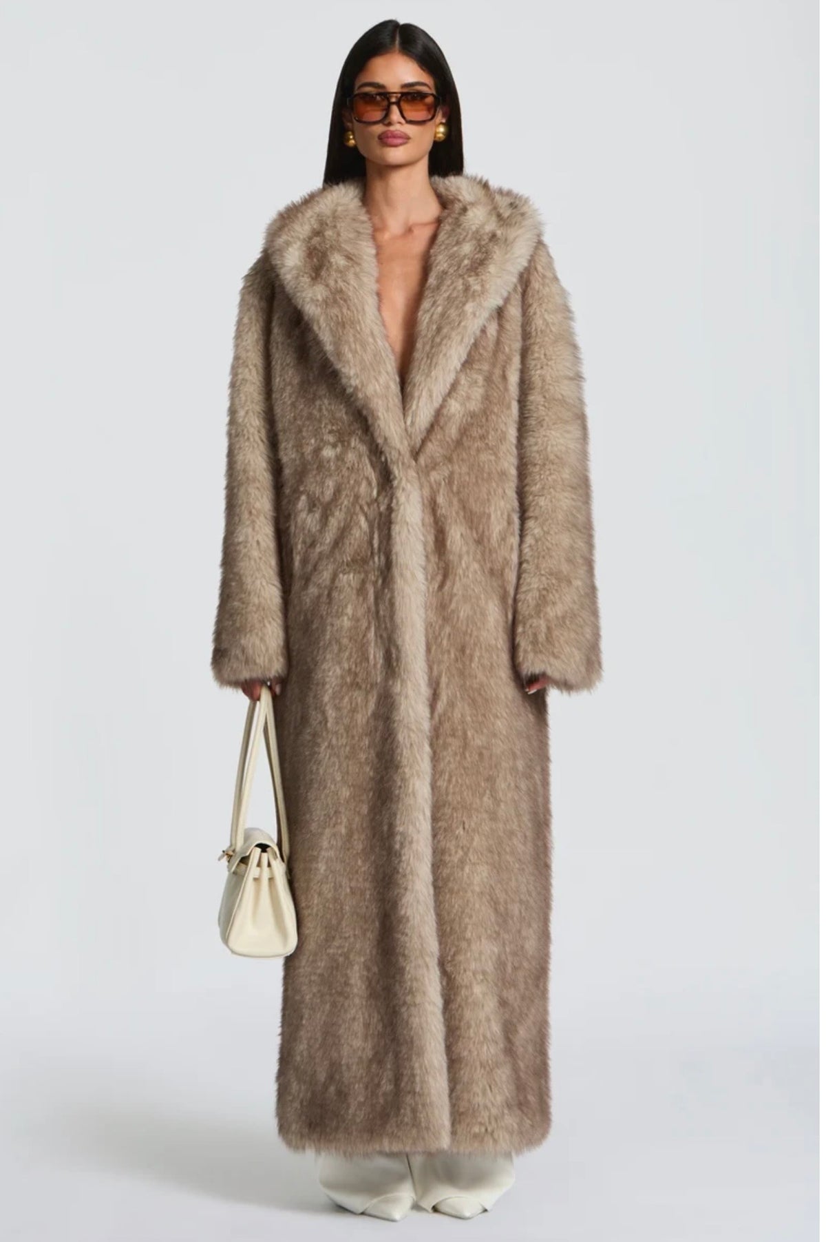 Pelliccia BRENDA Un modello avvolgente e sofisticato, caratterizzato da una linea dritta e dal volume morbido. Realizzato in pelliccia di visone ecologico di alta qualità, garantisce calore e comfort con un tocco glamour.