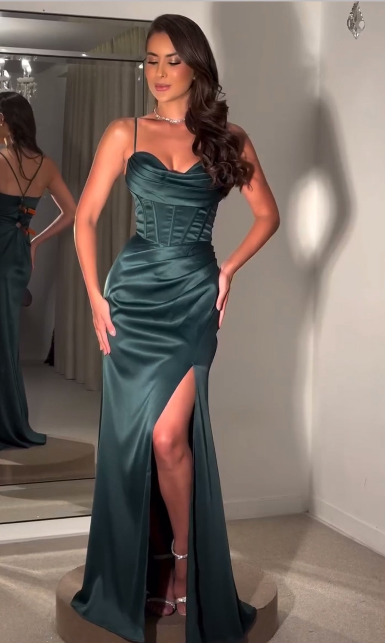 Abito ARIANA elegante in raso lucido con corpetto a bustier drappeggiato e spalline sottili.
Lo spacco laterale aggiunge un tocco di sensualità. Perfetto per serate di gala, eventi formali o occasioni speciali