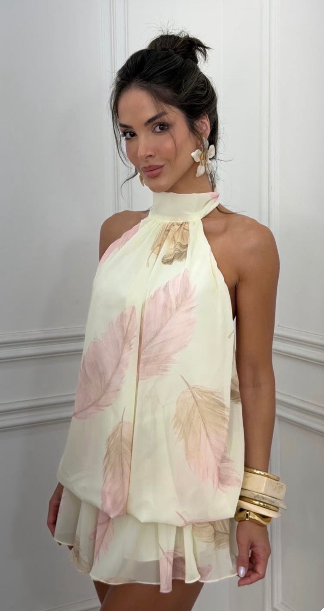 Tutina Annalisa un tocco di raffinatezza eterea al tuo guardaroba con questa splendida tutina Caratterizzata da una stampa delicata di piume sfumate su un tessuto leggero e fluente, è progettata per chi cerca eleganza e confort