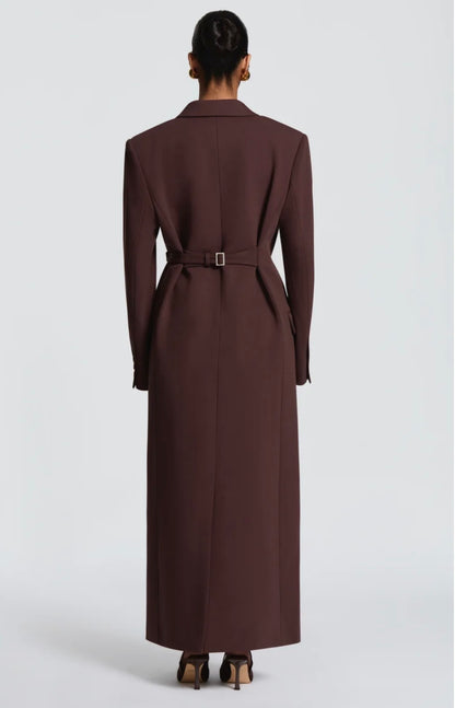 L'Outfit Completo Elegante: Tailleur Sartoriale & Cappotto Lungo coordinato⁠ Il perfetto connubio tra potenza e raffinatezza sartoriale. Un look completo pensato per la donna moderna che desidera un'eleganza impeccabile, dal mattino alla sera.