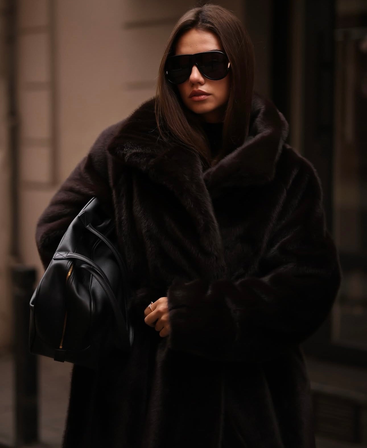 Pelliccia ecologica Vanessa Eleganza senza tempo e comfort assoluto.La pelliccia“Vanessa” è realizzato in morbida eco-pelliccia visone premium, con cintura in vita che valorizza la silhouette e dona un tocco raffinato e sofisticato.