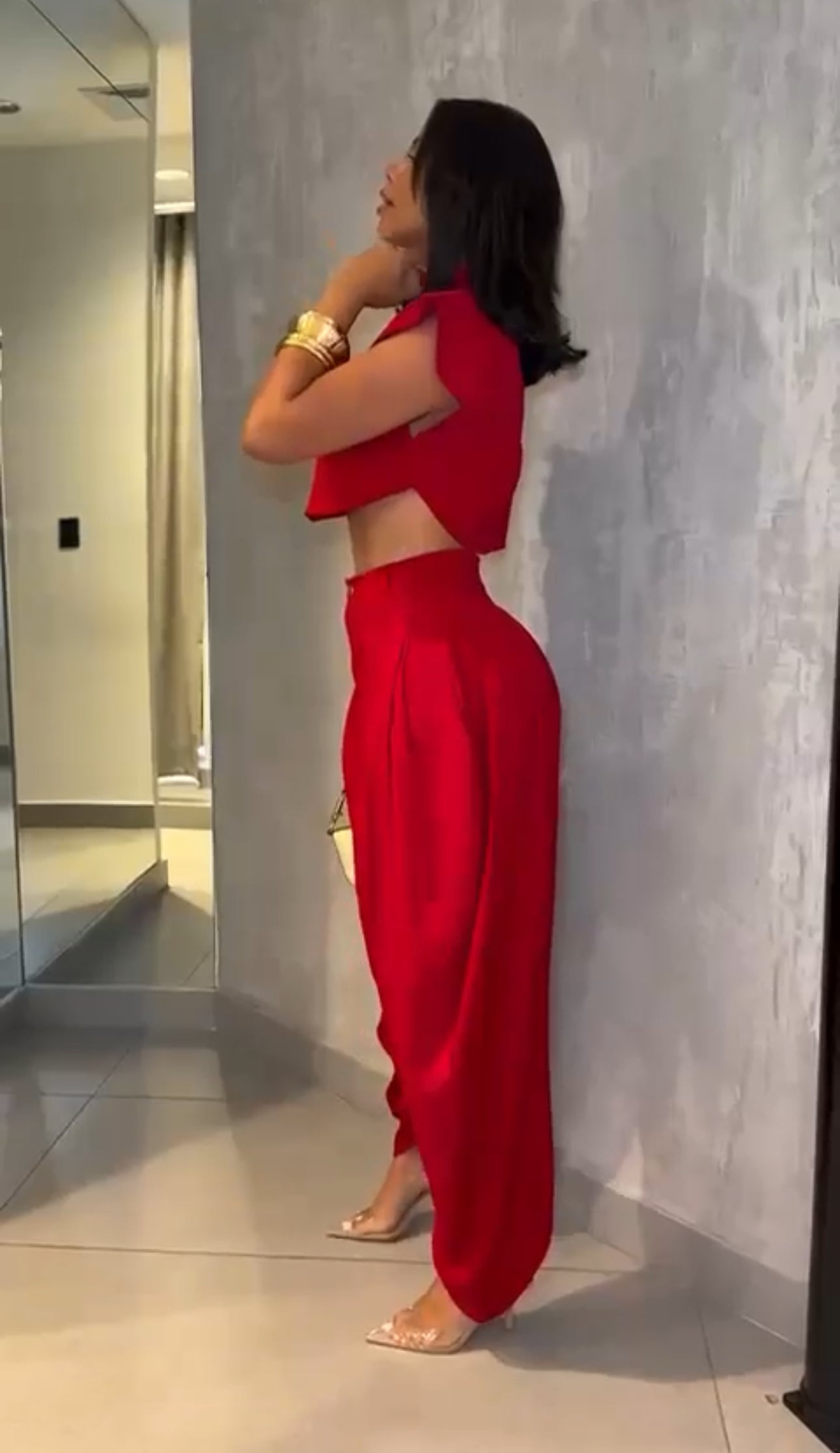 Set PRAGA Completo elegante composto da crop top a collo alto e pantaloni palazzo morbidi con pieghe frontali. Realizzato in tessuto fluido e leggero per una vestibilità confortevole e chic.