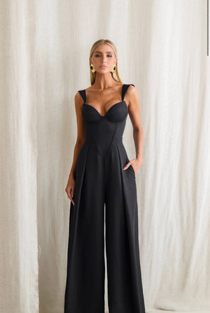 Jumpsuit Sartoriale a Gamba Larga questo capo combina la struttura audace di un bustier con la fluidità elegante dei pantaloni a gamba larga, creando una silhouette clessidra che esalta ogni figura.