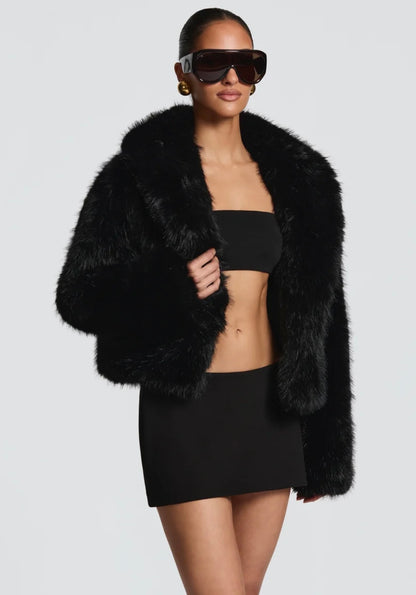 Crop Eco-Fur Jacket – Luxe Edition "Essenziale per la stagione fredda: caldo, leggero e irresistibilmente glam."