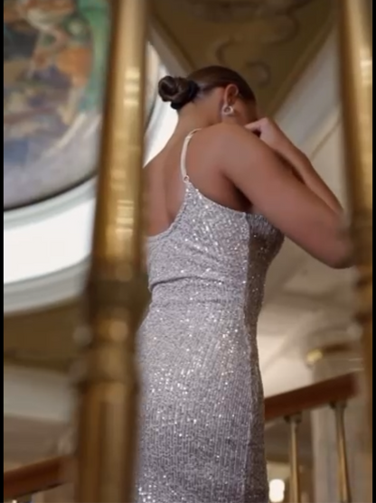 Vestito Sharon è l'abito lungo perfetto per le tue serate speciali. Con le sue paillettes scintillanti e le bretelle sottili regolabili, ti farà risplendere e sentire a tuo agio