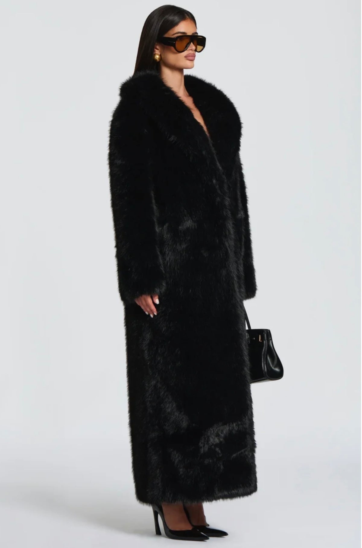 Pelliccia BRENDA Un modello avvolgente e sofisticato, caratterizzato da una linea dritta e dal volume morbido. Realizzato in pelliccia di visone ecologico di alta qualità, garantisce calore e comfort con un tocco glamour.