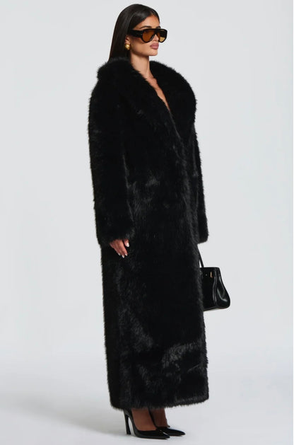Pelliccia BRENDA Un modello avvolgente e sofisticato, caratterizzato da una linea dritta e dal volume morbido. Realizzato in pelliccia di visone ecologico di alta qualità, garantisce calore e comfort con un tocco glamour.