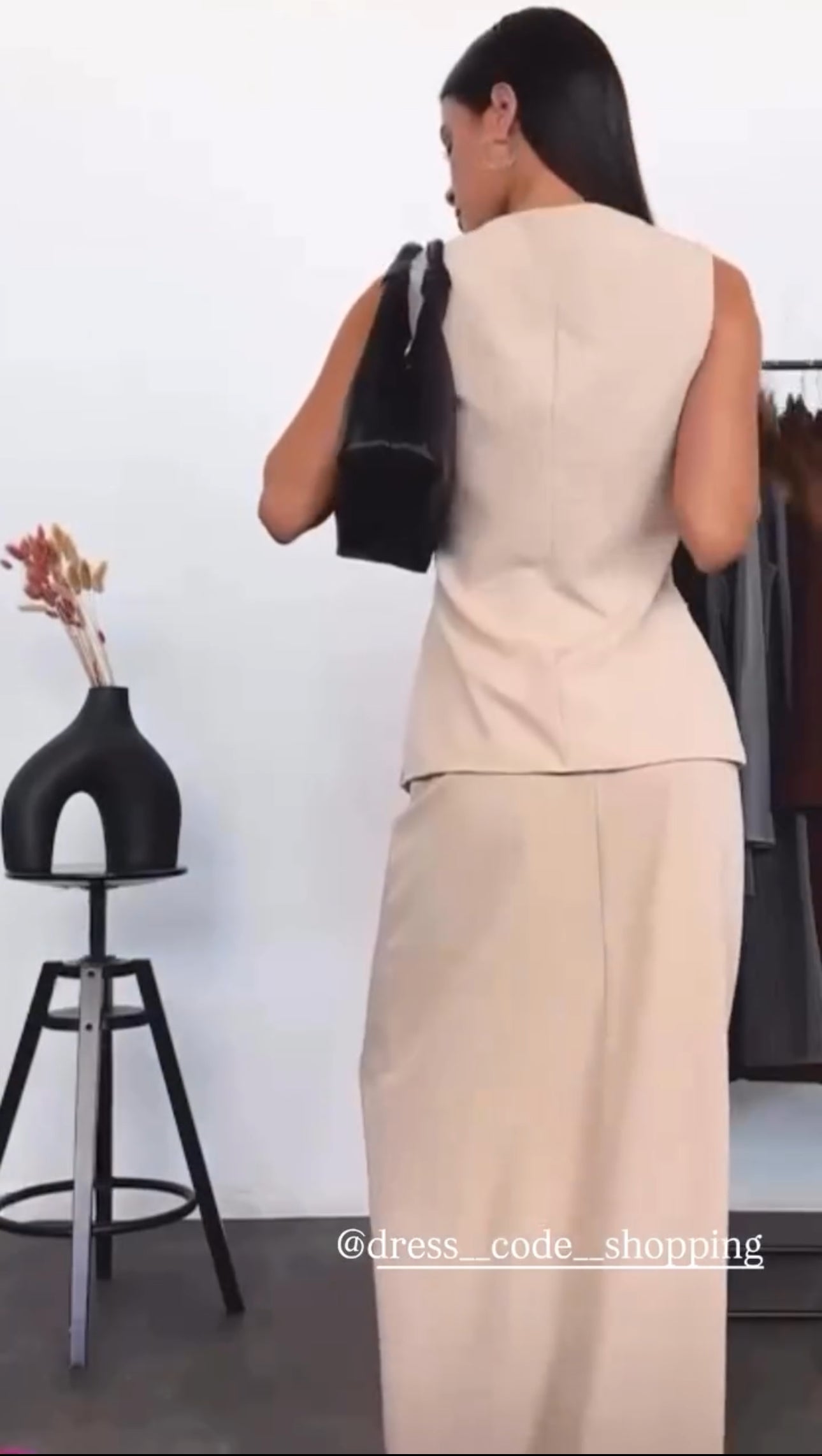 Tailleur ANTONELLA elegante in stile sartoriale è composto da un gilet senza maniche con scollo a V e chiusura a bottoni frontali. La gonna lunga e dritta si abbina perfettamente al gilet, creando un look sofisticato e minimalista