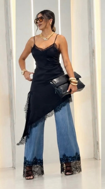 Completo Debora Abito Slip Asimmetrico con Pizzo Nero e Jeans a Gamba Larga con Dettagli