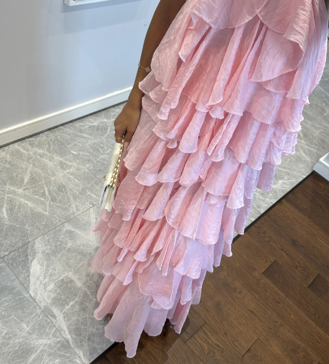 Abito CECILIA Elegante e scenografico, questo abito è realizzato in un leggero tessuto plissé effetto stropicciato.