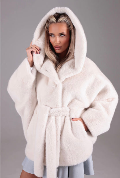 Pelliccia con cappuccio DANIELA Realizzato in morbida pelliccia in visone ecologico premium, garantisce calore e stile nelle giornate più fredde.
Il taglio Midi e la vestibilità regolare lo rendono perfetto sia per il giorno che per la sera.