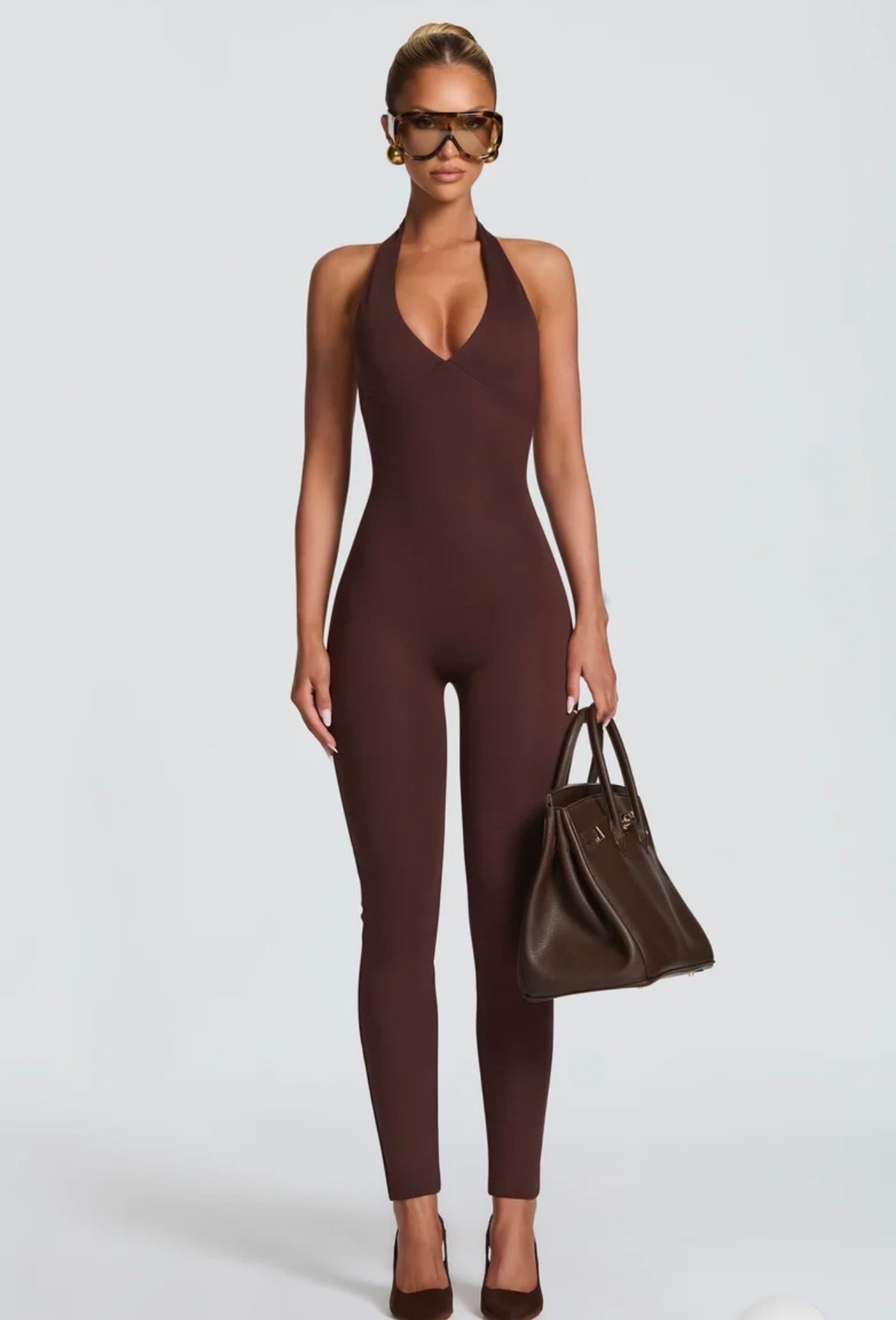Tuta Intera Aderente Allacciata al Collo (Halter Jumpsuit) ultra-aderente con scollo all'americana e schiena scoperta. Un capo versatile e modellante che unisce eleganza minimale e sensualità, perfetto per serate ed eventi speciali.
