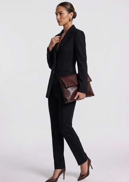Tailleur ELEONORA SLIM in promozione Completo elegante composto da giacca avvitata slim pantaloni a sigaretta e top coordinato. Un look moderno e sofisticato, perfetto per eventi, serate chic o outfit di tendenza.