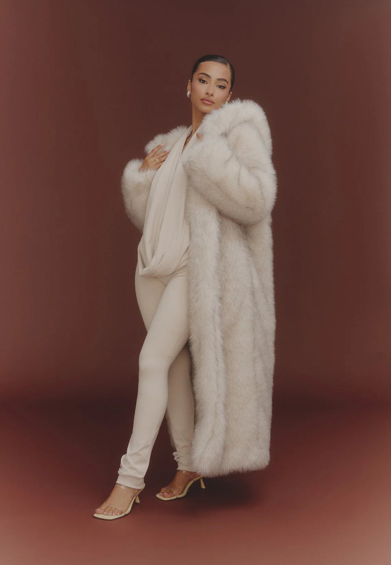 Pelliccia Giada in eco-pelliccia lunga
Eleganza e calore in un unico capo. Il cappotto Giada in eco-pelliccia premium unisce comfort e lusso, perfetto per le giornate più fredde.
Il taglio lungo e la linea morbida donano un effetto avvolgente e sofistica